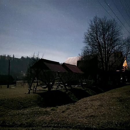 Gostynna Rodyna Hotel Izki Bagian luar foto