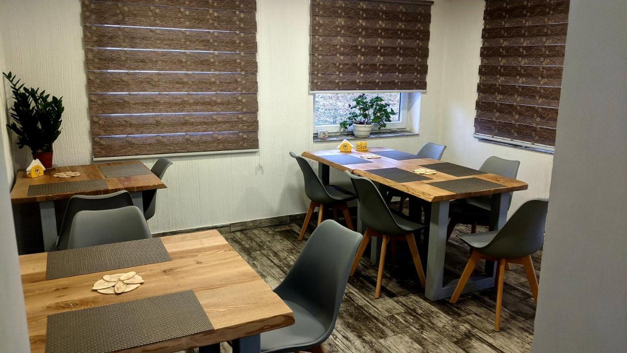 Gostynna Rodyna Hotel Izki Bagian luar foto