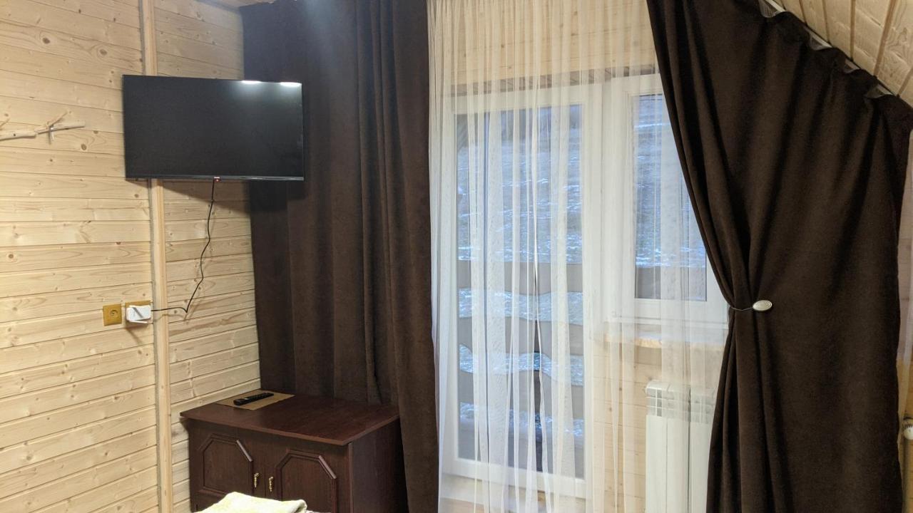 Gostynna Rodyna Hotel Izki Bagian luar foto