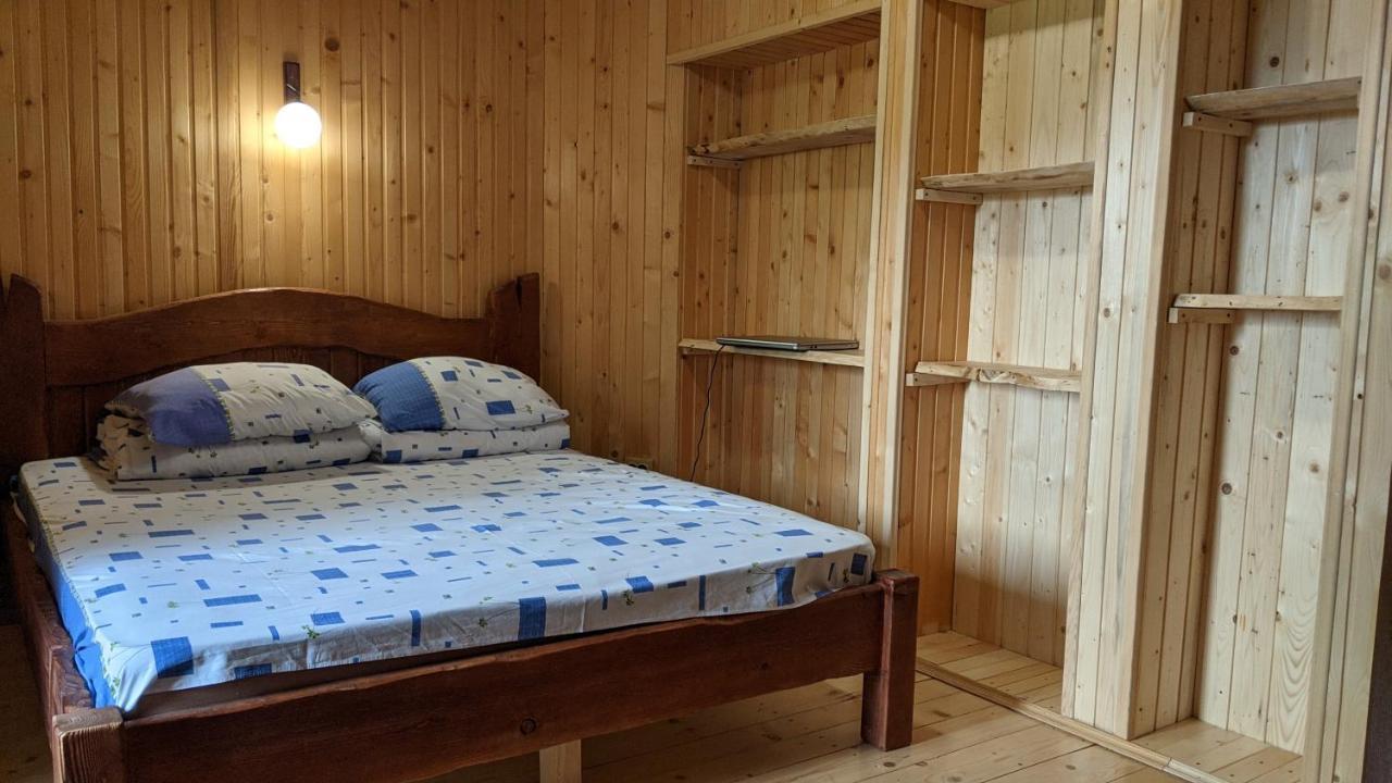 Gostynna Rodyna Hotel Izki Bagian luar foto