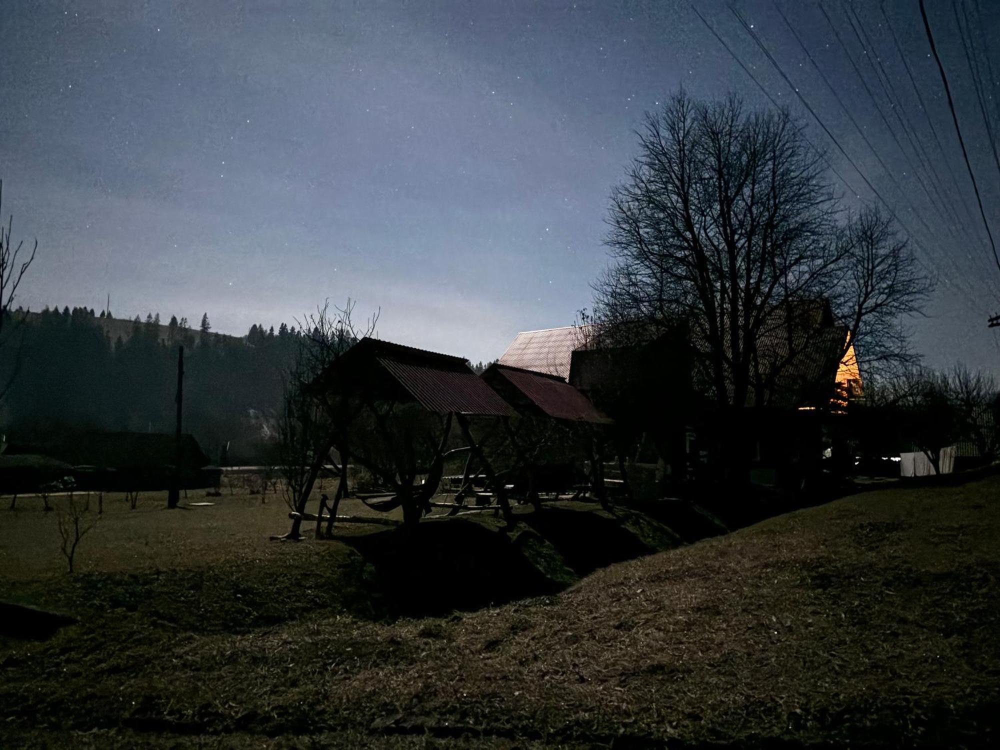Gostynna Rodyna Hotel Izki Bagian luar foto