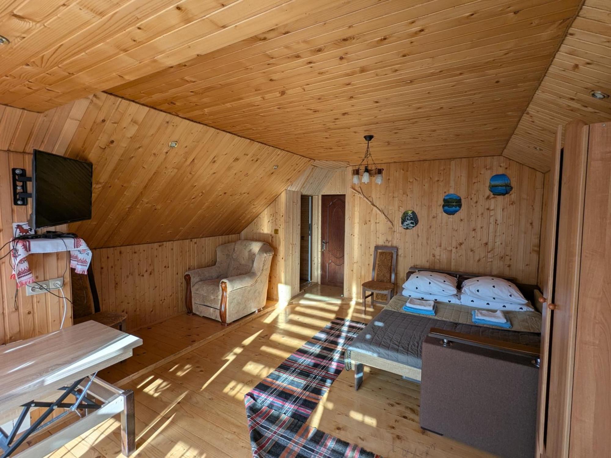 Gostynna Rodyna Hotel Izki Bagian luar foto