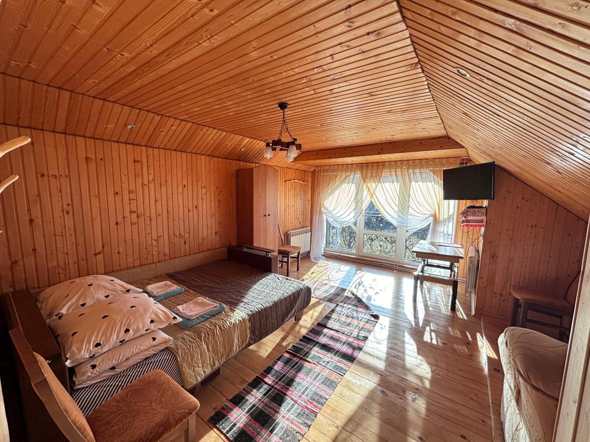 Gostynna Rodyna Hotel Izki Bagian luar foto