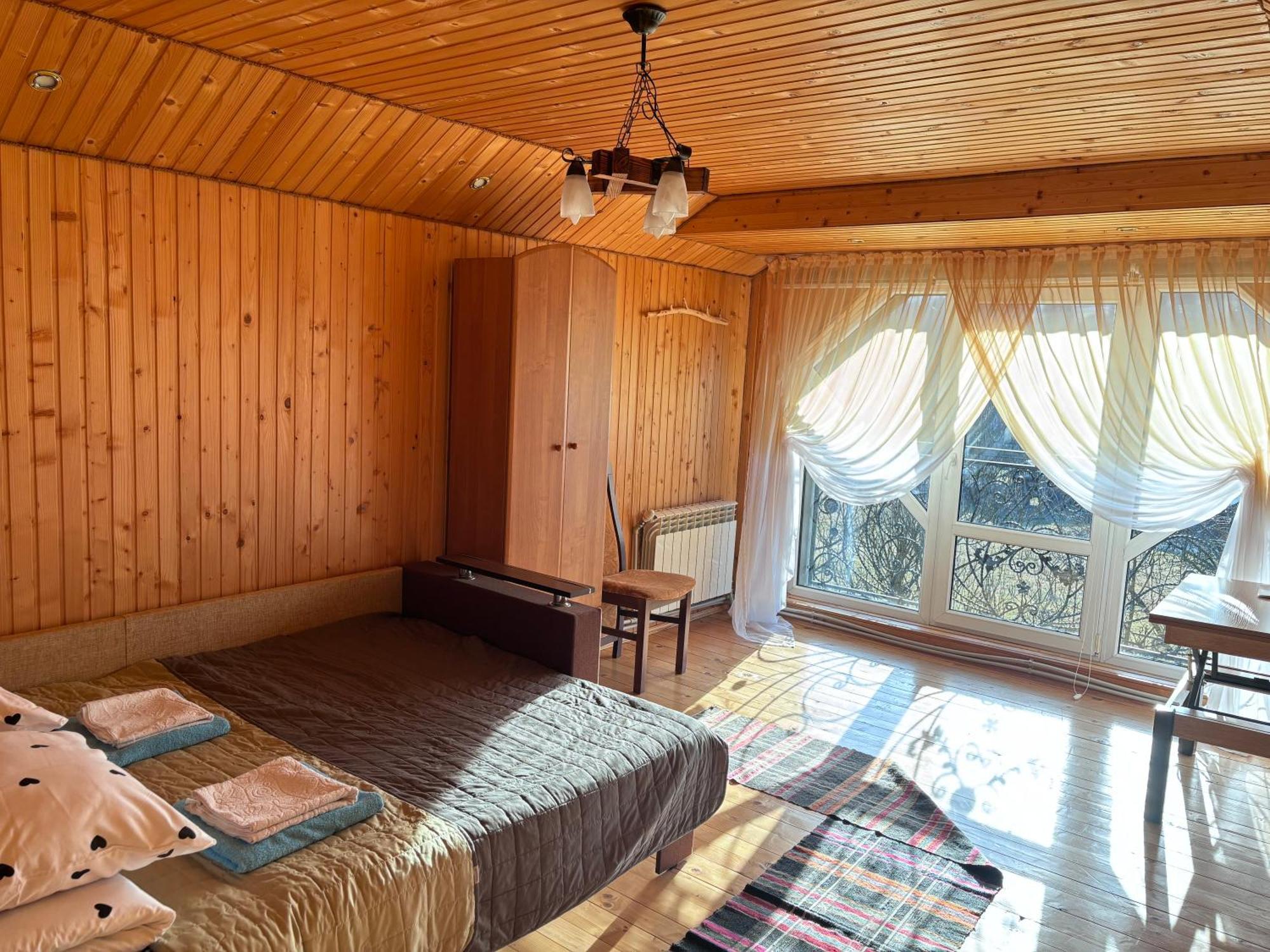 Gostynna Rodyna Hotel Izki Bagian luar foto
