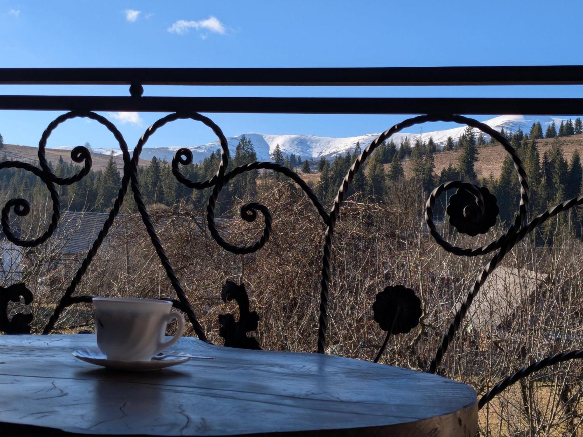 Gostynna Rodyna Hotel Izki Bagian luar foto