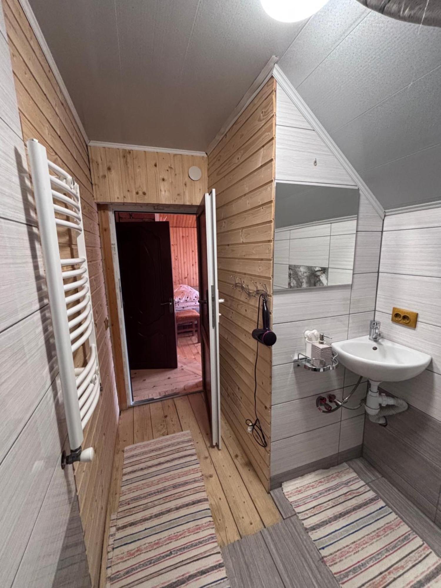 Gostynna Rodyna Hotel Izki Bagian luar foto