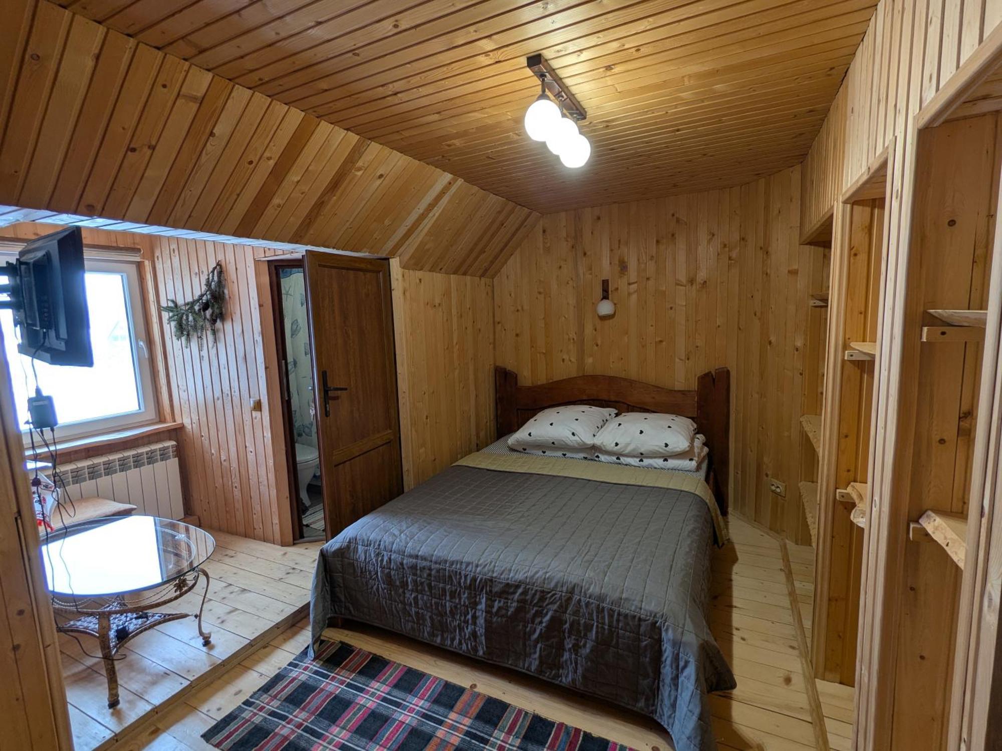 Gostynna Rodyna Hotel Izki Bagian luar foto