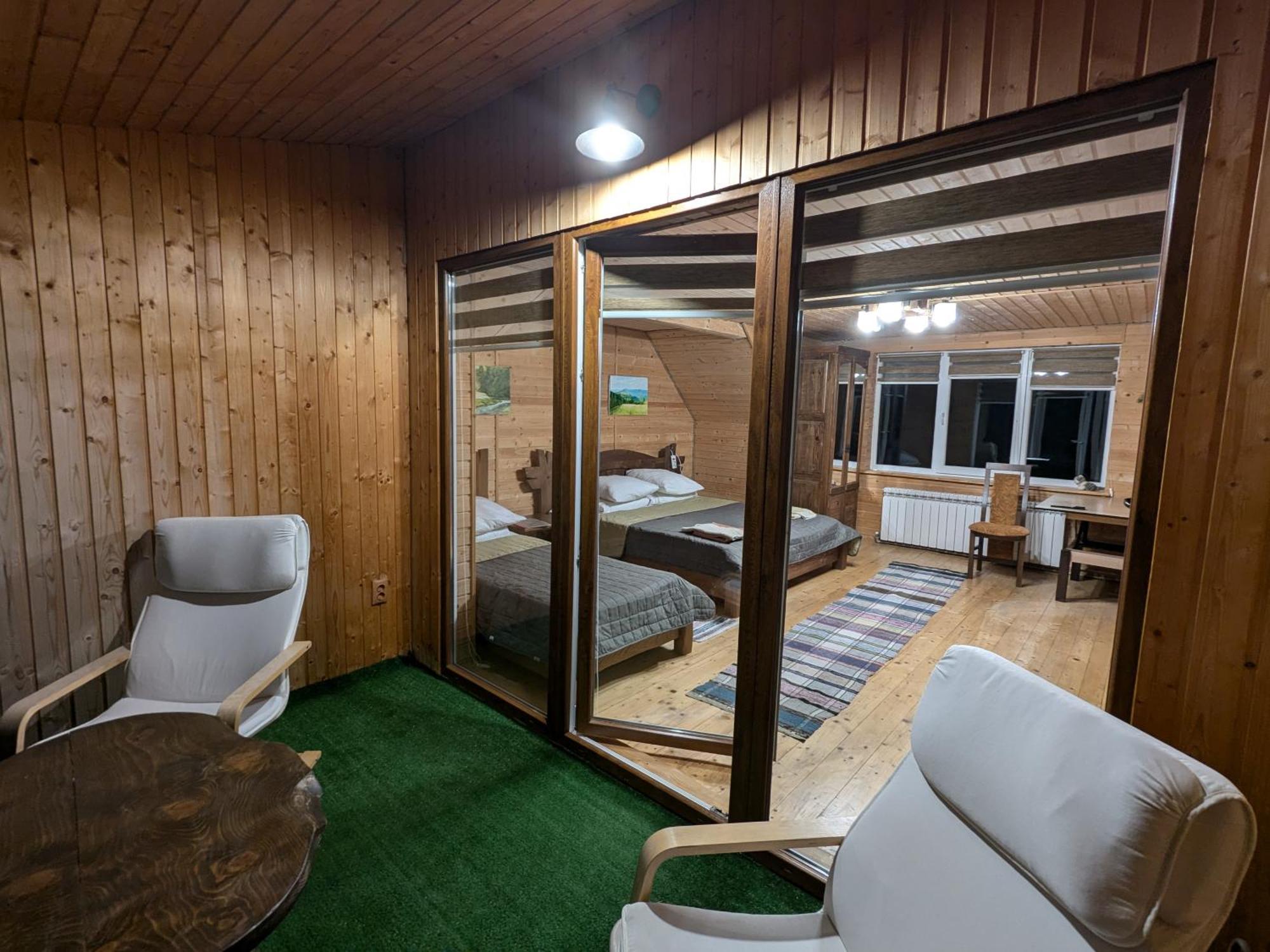 Gostynna Rodyna Hotel Izki Bagian luar foto