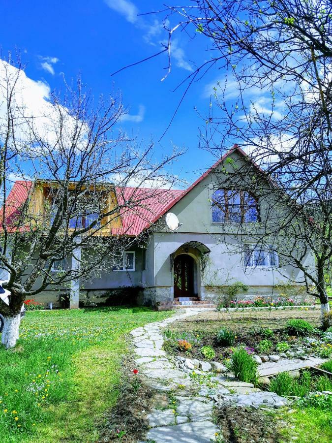 Gostynna Rodyna Hotel Izki Bagian luar foto