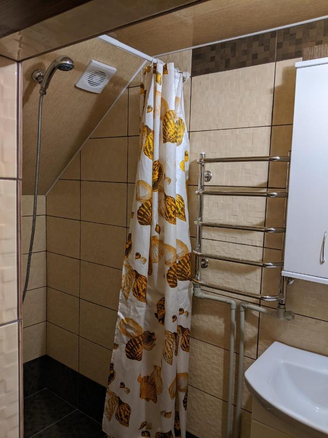 Gostynna Rodyna Hotel Izki Bagian luar foto