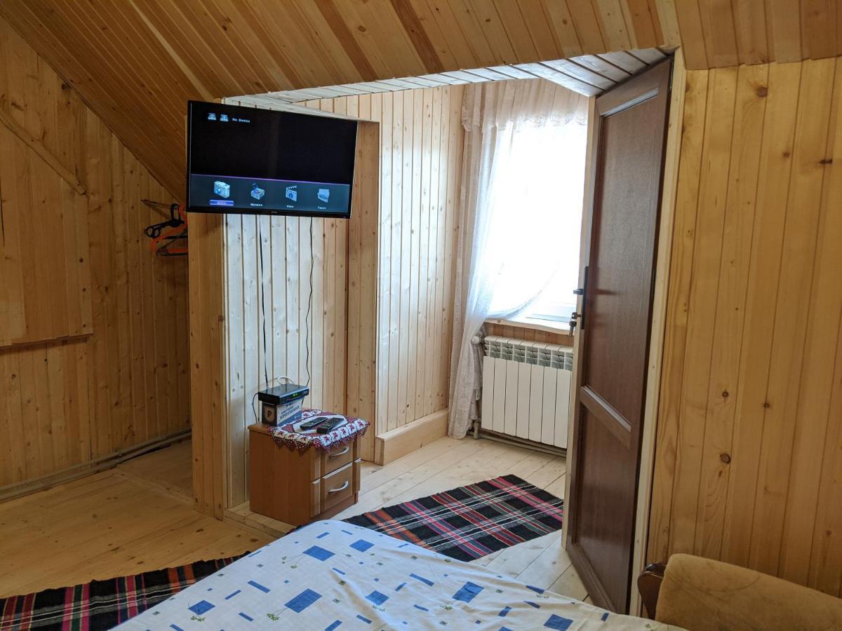 Gostynna Rodyna Hotel Izki Bagian luar foto