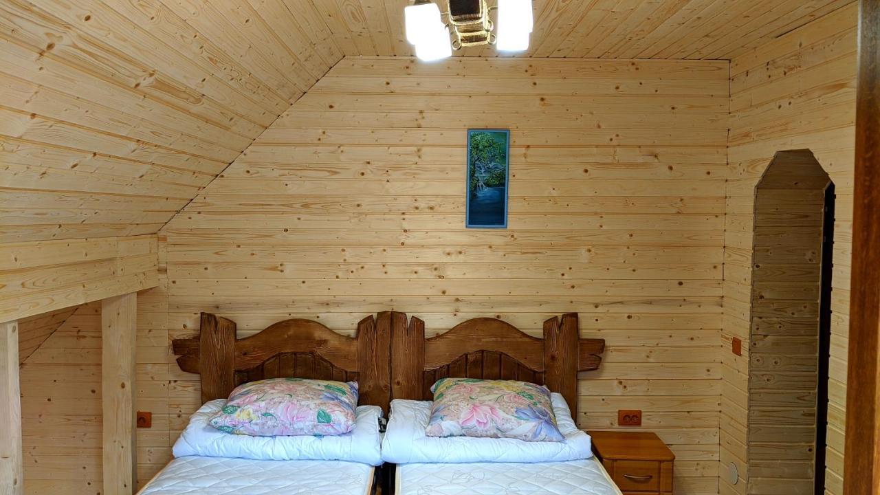 Gostynna Rodyna Hotel Izki Bagian luar foto